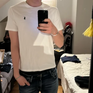 Vit t-shirt från Polo Ralph Lauren - Snygg vit t shirt från polo Ralph lauren                          Strl M nypris 799kr                                                      