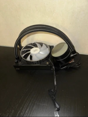 Mars Gaming vattenkylare CPU - Säljer en Mars Gaming vattenkylare för CPU med svart radiator, den lyser rgb leds, vit fläkt och svarta slangar med textilöverdrag. Perfekt för dig som vill ha effektiv kylning till din dator. Passar till de flesta datorbyggen och har en stilren design.