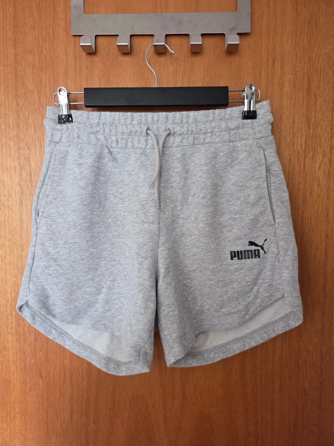 Grå sweatshorts från Puma