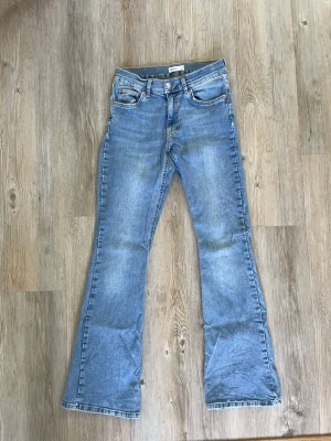 Gina Tricot Perfect Jeans ljusblå bootcut strl 38 - Ljusblå Perfect Jeans från Gina Tricot i storlek 38.  Bootcut modell med fin passform. Fint skick.  Säljer då jag redan har många jeans.