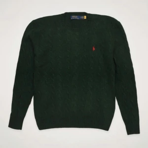 Mörkgrön stickad tröja Polo Ralph Lauren - Denna kommer säljas på auktion på Plick! Följ för att inte missa det! 