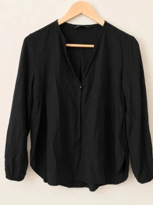 Zara Woman v-ringad blus Viskos  - Stilren svart blus med v-ringning och långa ärmar. Tillverkad i 100 % viskos med en avslappnad passform. Perfekt till jeans eller kjol för en enkel men snygg look.