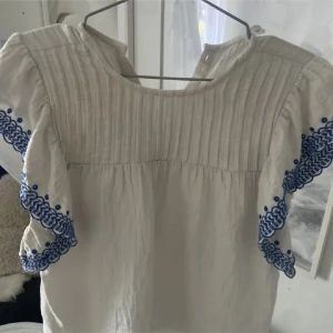Mango blus - Jag säljer min jätte fina blus från mango därför den inte kommer till användning. Pris kan diskuteras.