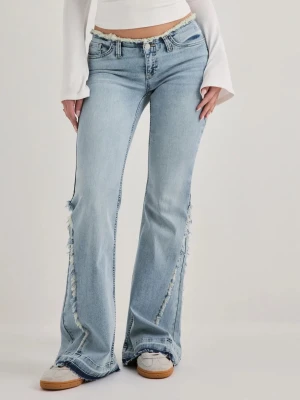 Nelly fringe Jeans! -  Helt oanvänd jeans från Nelly🩵 dock har jag sytt upp benen längst ner som ni ser på bilderna! Men jag kan också absolut spreta upp det så det blir exakt som vanligt🩷 Jeansen är ganska stretchiga också. Skriv gärna om ni har frågor. Jag säljer för dem är för stora tyvärr. Storlek 36/short men passar mig som är 162! 