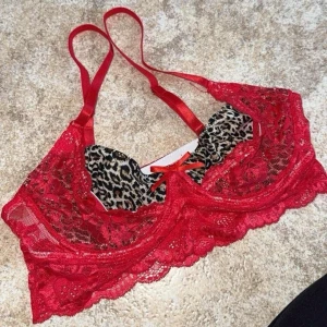 Röd & Leopard Färgad Topp/Bralette - mycket bra skick.