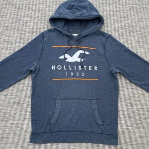 Hollister hoodie - Säljer nu denna riktigt snygga Hollister hoodie!👏 Skick: 8/10 - Loggan lite sliten men inget man lägger märke till. Storlek: S🌟 Hör gärna av er vid frågor eller funderingar.🙌