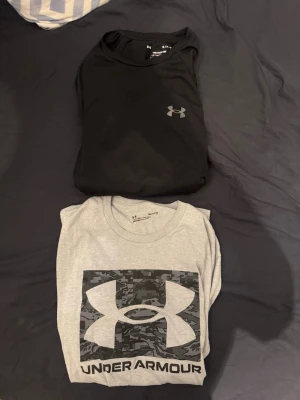 Två under armour T-shirts  - Två T-shirts från under armour i storlek S, perfekta för träning eller för vardagsbruk. De är använda några gånger men har inga skador.