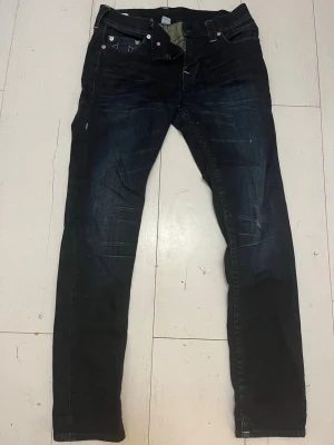 True religion jeans - True religion jeans rocco som är slim fit. Finns ett väldigt litet hål som visas på bild annars är de i perfekt skick. Size 31 men passar 32 jättebra