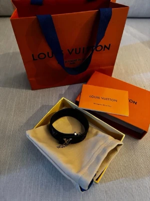 Svart LV armband - Snyggt svart LV armband, riktigt stiligt och fräscht rekommenderar för er.
