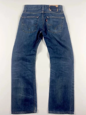 Levi’s 506 Standard Jeans Mörkblå Denim Vintage - Snygga mörkblå Levi’s 506 Standard med snygga fades. Färg: Mörkblå med ljusare partier Passform: Standard / Straight Skick: Gott skick! B Grade Storlek: Ej angiven. Kolla måtten nedan! Uppskattningsvis W30, L30 Mått [platt] (±1 cm): A: 35 cm B: 94 cm C: 25 cm D: 20,5 cm Tveka inte att höra av dig vid frågor eller funderingar. Skickas snabbt! 