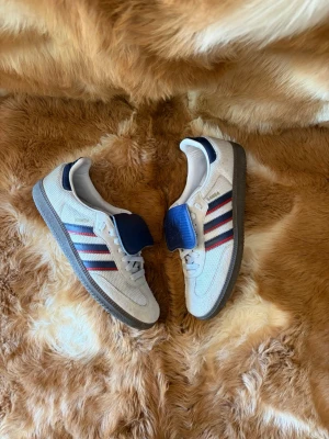 Adidas Samba skor  - Adidas skor | Vädligt bra skick | Vädligt eftertraktad modell | Fraktas samma dag 🚚📦| Äkthetsgaranti ingår 👍| Pris ej hugget i sten 🪨⛏️| Kontakta vid fler frågor eller funderingar ✔️