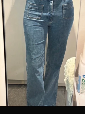 Jeans från & other stories - Supersnygga jeans med fickor där fram! Det står storlek 26 på lappen men passar mig som brukar ha storlek 36 i jeans🩷