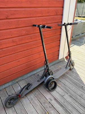 Två e-wheels elsparkcyklar - Säljer två e-wheels elsparkcyklar med robust ram och stora hjul. Båda har handtag med broms och gasreglage samt stöd. Perfekt för smidig transport i stan eller till skolan. Laddningsport och reflexer finns på båda sparkcyklarna. en har punka men man får såklart med ett däck till den och den funkar perfekt senast jag körde den men det var ett tag sen och ingen har använt efter de så. sen har vi den andra lite snabbare och bättre som tyvvär är sönder men som man kan ta delar från tex då den är bra