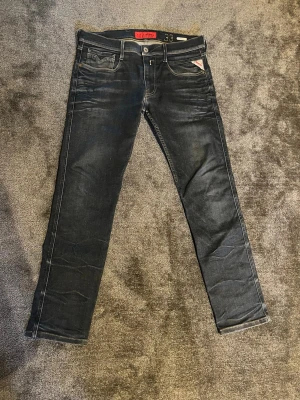 Replay anbass - snygga mörkblå replay jeans med sällsyn vit replay logga - mycket bra skick - storlek 33/34 - pris 599