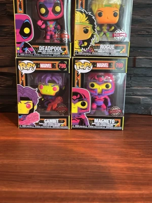 Funko Pop Marvel Special Edition 4-pack - Säljer fyra Marvel Funko Pop-figurer: Deadpool, Rogue, Gambit och Magneto. Alla är i färgstarka neonfärger och kommer i originalförpackning med Special Edition-märkning. Perfekt för samlare eller Marvel-fans som vill ha något unikt till hyllan. Förpackningarna har aldrig varit öppna och de är hela sättet och de är värt 1000 kr men jag säljer de för 750 kr för att jag vill få de sålt snabbt där med är de väldigt ovanligt att få tag i dessa och jag har hela sättet så skriv bara om ni undrar något.