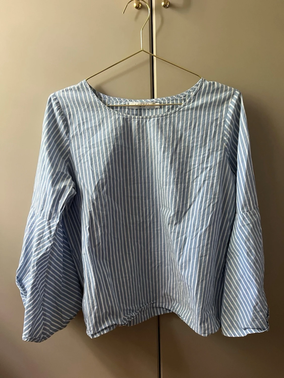 Blåvit randig blus med vida ärmar