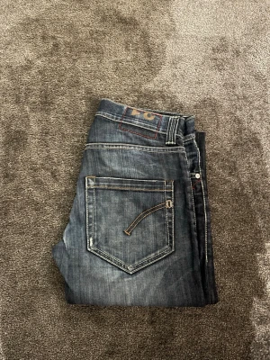 DONDUP JEANS - Ett par marinblå dondups i modellen Ritchie - storlek 30 - skick som nytt - pris 599