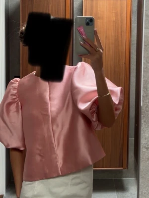 By Malina Cleo blus - Klassisk By malina Cleo blus i en härlig rosa färg. Jätte fint skick! I storlek XS men passar en S med. Nypris är 2200kr och mitt pris är 900kr. Kan tänka mig lägre pris vid snabb affär ☺️