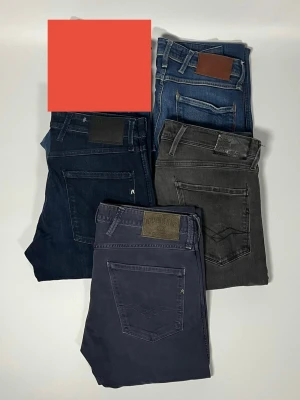 4X Replay anbass jeans - 👕 Plagg: Jeans                                                                                                                      🏷️ Märke/Modell: Replay anbass                                                ✨ Skick: Fint skick                                                        💬 Vid frågor är det bara att skriva!                                                                                          🛍️ Perfekt om du vill resella själv eller göra ett redigt kap //Gramenti