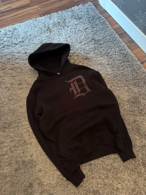 Demont ”D” Hoodie  - Yo säljer min Demont hoodie ifrån deras ”D” kollektion. Tröjan är i använt skick men har väldigt mycket lova kvar. Polybag samt tags medföljer.   Tröjan är i XS men sitter som en S.  Är öppen att förhandla! 