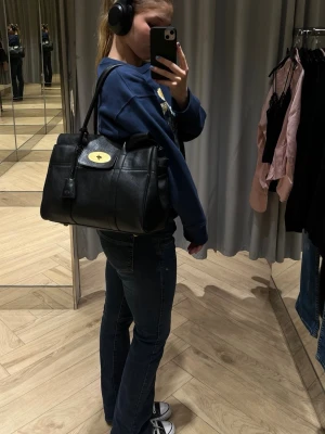 Svart Mulberry Bayswater väska - Säljer min svarta Mulberry Bayswater väska som jag tyvärr inte använder längre. Den är perfekt för skolan då det får plats med dator (MacBook air 2023), träningskläder, matlåda, skolböcker osv🤩väskan vet jag inte om den är riktigt eller fejk då den köptes för jätte längesen, men den är dock i väldigt bra kvalite🥰 dock är nyckeln för att stänga väskan trasig, men det går att lagras och kan lagras innan den skickas💕 säljer väskan då jag vill att den ska komma till använding🥲🥹