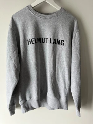 Helmut Lang tröja - Sjukt snygg Helmut Lang tröja i strl M men sitter som M-L. Knappt använd, fortfarande i nyskick. Nypris 2500+. Skriv om du har frågor eller bud.