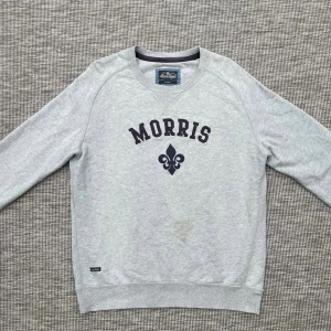 Morris tröja - Säljer nu denna riktigt feta Morris tröja!👏 Skick: 7/10 -En fläck på framsida, borde gå bort i tvätten annars är tröjan i bra skick🌟 Storlek: L🤝 Hör gärna av er vid frågor eller funderingar🙌