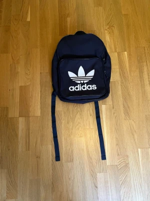 Mörkblå ryggsäck från Adidas - Snygg mörkblå ryggsäck från Adidas. Äkta!