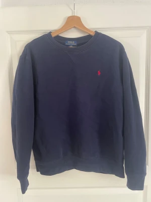 Mörkblå sweatshirt från Polo Ralph Lauren -  mörkblå sweatshirt från Polo Ralph Lauren med rund halsringning 