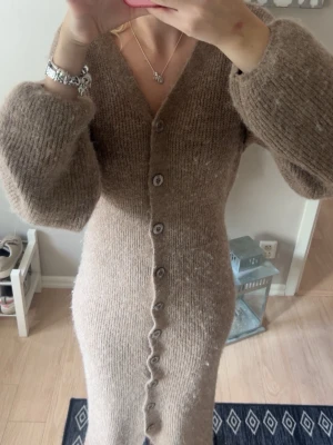 Beige stickad långklänning - Säljer denna lång klänning som är stickad! Jättemysig till vintern, kommer inte till användning för mig. Storlek S. Använd 1-2 gånger så inga tecken på användning🩷🩷priset är inte satt i sten! 