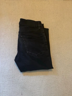 Svarta Vailent jeans - Säljer ett par svarta slim fit jeans. Jeansen har klassiska fem fickor och är tillverkade i ett stretchigt material. 