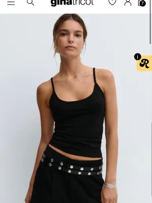 Basic Strap singlet  - Basic Strap singlet, svart linne från Gina tricot. Storlek M. SÅ SNYGGT. Så snygg urringning in