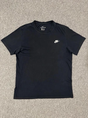 Svart Nike t-shirt med logga - Klassisk svart t-shirt från Nike med vit broderad logga på bröstet. Hör av dig vid frågor eller behov av fler bilder!🤗🤗