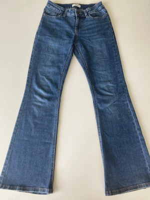 Blåa bootcut jeans ”Freja” - bara att skriva om du vill ha fler bilder eller har frågor🫶🏻  storlek: 152   säljer på grund av att de inte kommit till användning och blivit för små🫰🏻