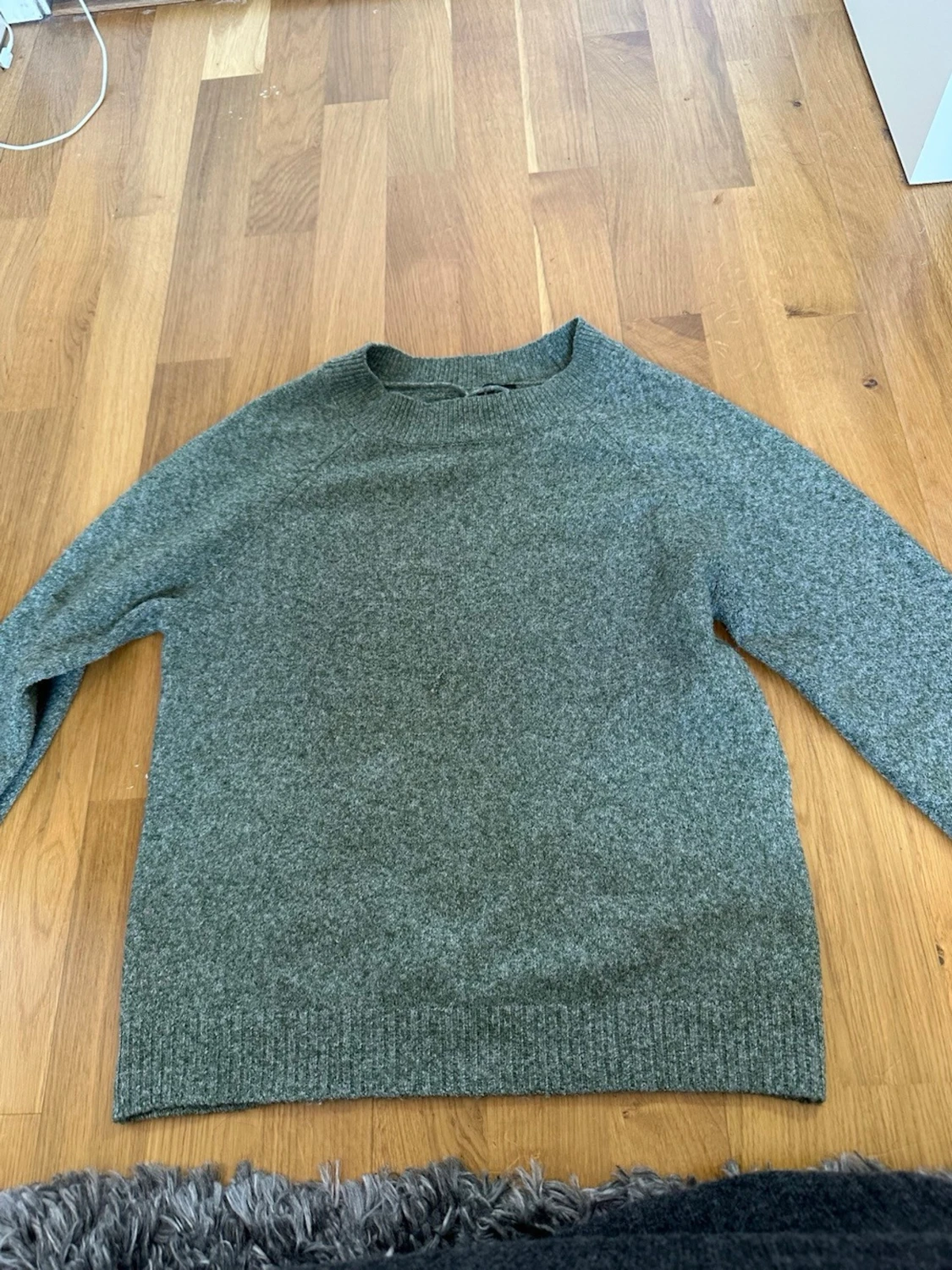 Gråmelerad stickad tröja
