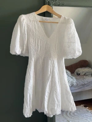 Student klänning - Super fin student klänning ifrån bubbleroom. Klänningen har snärten i bak så man knyter så hårt man vill att den ska sitta åt och göra en rosett🥰 den är i ett mycket fint skick och har inga defekter 