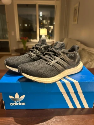 Adidas Ultra boost dam - Adidas Ultra Boost i ny skick. Skorna är näst intill aldrig använda och säljs för 500kr. Priset kan justeras vid snabb och smidig affär! Jätte bra skor för dig som gillar att springa/ gå lång promenader eller bara vill ha en skön vardagssko!🤩