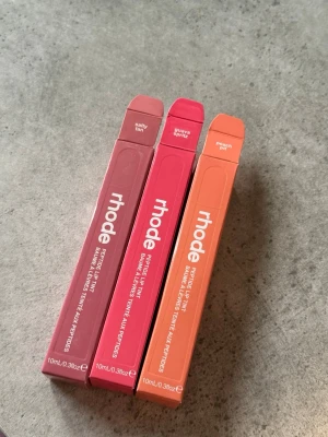 rhode Peptide Lip Tint trio - Säljer ett set med tre rhode Peptide Lip Tint i färgerna salty tan (brunrosa), guava spritz (rosa) och peach pit (aprikos). Varje tub innehåller 10 ml och kommer i snygga färgmatchade förpackningar. Perfekt för dig som vill ha återfuktade och färgade läppar.