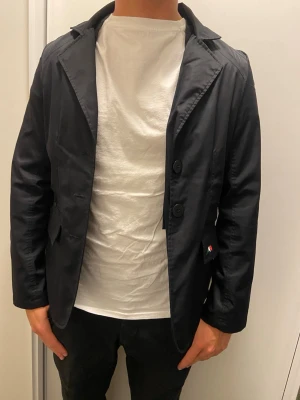 Kavaj Jacka Herr  - Kavaj Jacka från Equiline. Som en vindjacka/trenchcoat fast i kavaj. Cond 9/10. Storlek M. 
