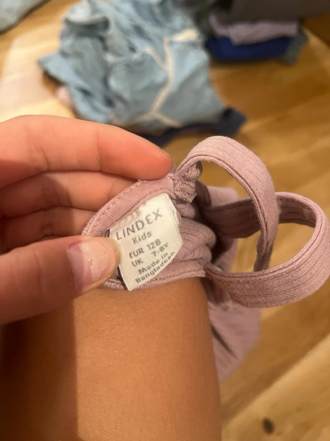 Basic tröja med fin detalj i bak - 2