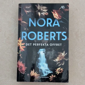 DET PERFEKTA OFFRET,  NORA ROBERTS ,  STORPOCKET  - En spännande roman om Morgan som dras in i en mardröm efter ett brutalt mord. Hon flyr till Vermont för att hantera sorg och våga släppa in vänskap och kärlek igen, men hotet är inte över. Perfekt för dig som gillar romantik och nervkittlande thrillers! Boken är på svenska.