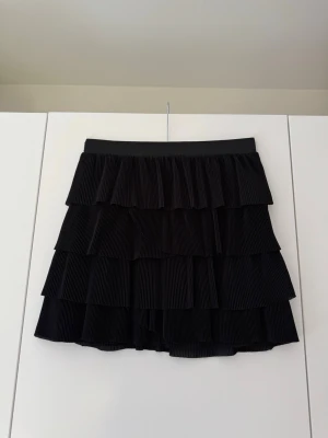 Kjol från H&M - Storlek M. Aldrig använd.