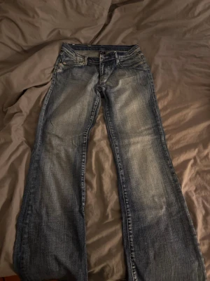 Victoria beckham jeans - Super snygga victoria beckham jeans, lågmidjade bootcut jeans. Vet ej storlek men insydda att passa s/xs köpta för 1200.
