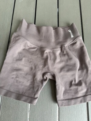 Dfyne shorts impact - Endast använda 3 ggr o är i fint skick, färgen är truffle i modellen impact. Skulle även säga att de passar för xxs🥰