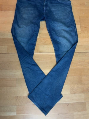 Blå jeans från Jacob Cohen - Snygga blå jeans från Jacob Cohen med klassisk femficksmodell och ljusare tvätt på framsidan.  Detaljer i turkos, inklusive sömmar och broderad logga på myntfickan. 