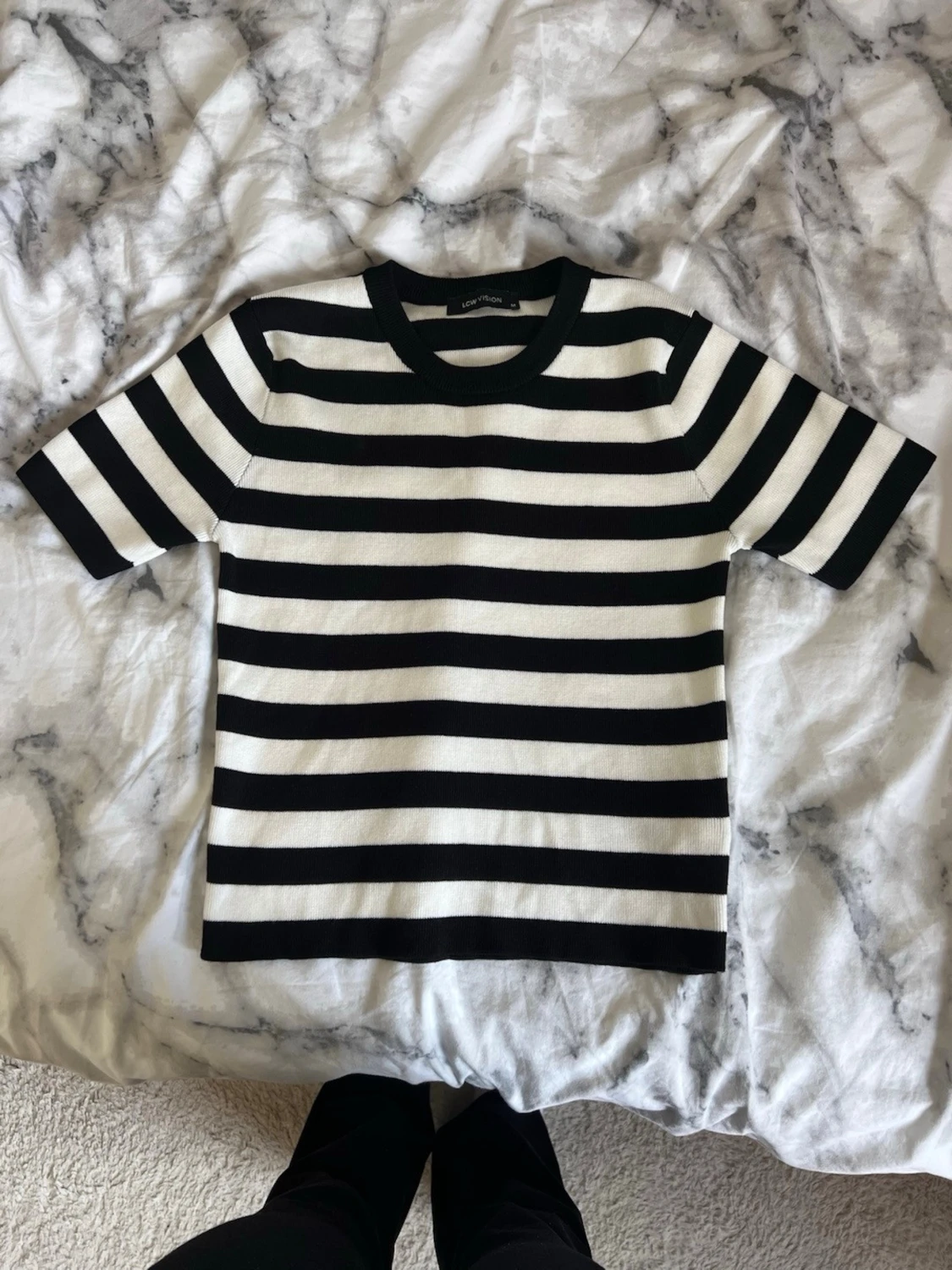 Randig svartvit t-shirt