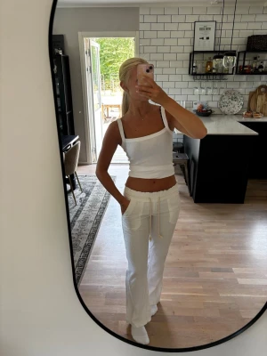 Vita linnebyxor med snörning - Säljer vita populära linnebyxor från Roxy. Fin  passform med lagom vida ben. Synliga bakfickor och resår i midjan. Jag är 163 cm 🌸 Publicerad på flera säljsidor. 