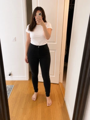 Gina tricot - Säljer ett par svarta Molly high waist jeans från Perfect Jeans. De har skinny fit, hög midja och stretchigt material som sitter tajt hela vägen ner. Perfekta till en enkel t-shirt eller hoodie för en clean look.