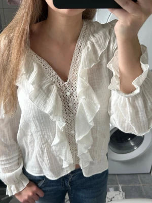 Blus - Zara - Vit blus från zara med gulliga detaljer🫶🏻 Inte använd så många gånger