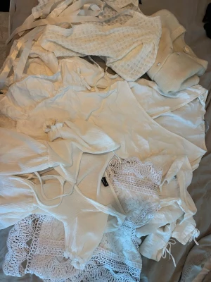 Bundle paket -vitt - Säljer en vit klänning och flera vita toppar i olika stilar, bland annat omlottopp med snörning, toppar med spetsdetaljer och puffärm samt stickad topp med knappar